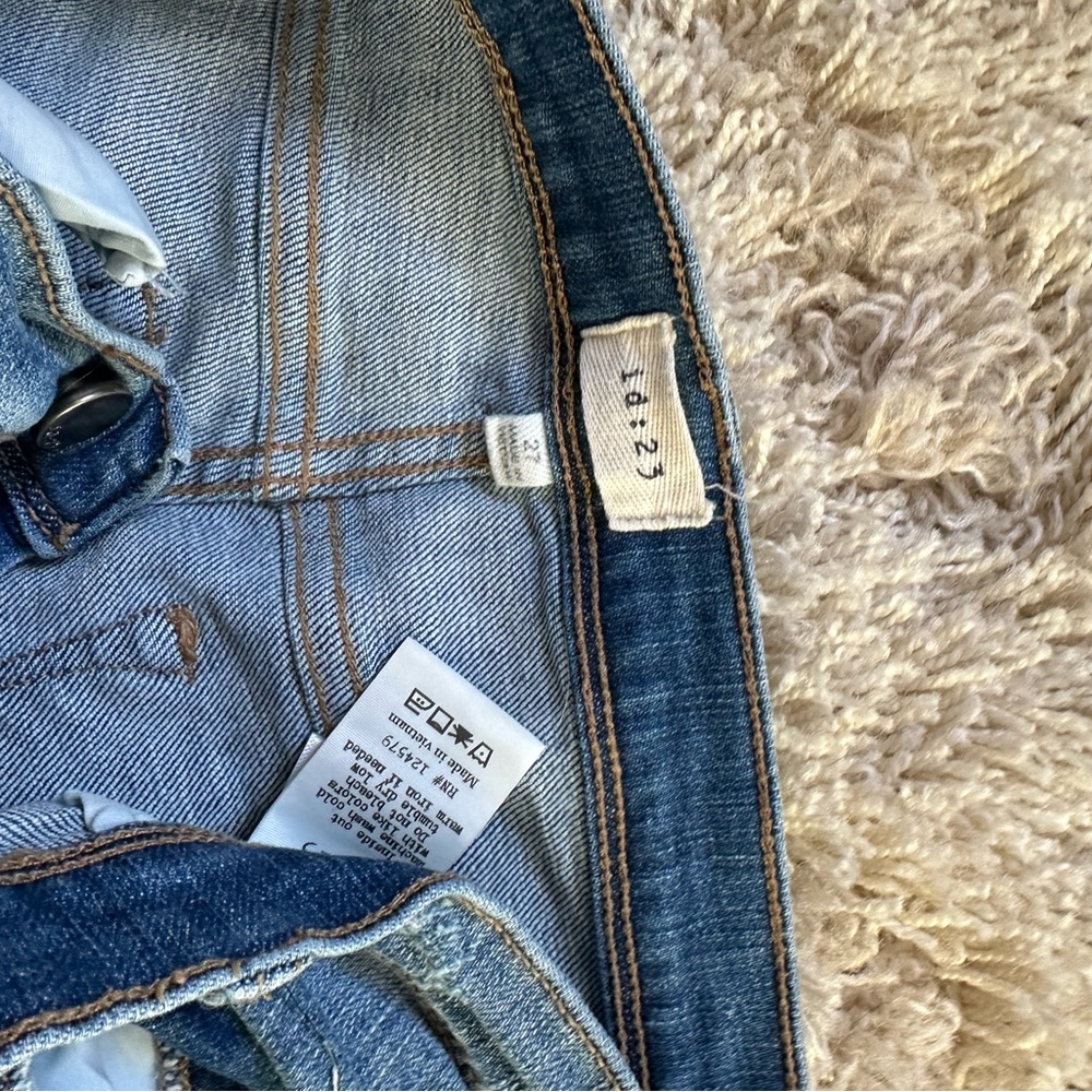 Medium wash skinny jeans size 27 waist some rips - Picture 3 of 4